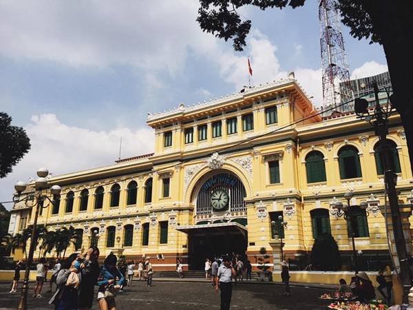 Bưu điện Trung Tâm Sài Gòn gần nhà thờ Đức Bà. Dù không có nhu cầu gửi thư hay bưu phẩm, bạn cũng nên thử một lần bước vào bên trong công trình kiến trúc cổ này. Bưu điện được kiến trúc sư Gustave Eiffel xây dựng từ năm 1886-1891 với phong cách kiến trúc châu Âu, kết hợp cùng kiểu bài trí châu Á đầy ấn tượng.