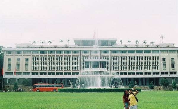 Dinh Thống Nhất trong du lịch Sài Gòn 24 giờ. Công trình do kiến trúc sư người Việt Ngô Viết Thụ thiết kế, được xếp hạng là một trong 10 di tích quốc gia đặc biệt đầu tiên của cả nước, cũng là nơi đón tiếp hàng nghìn lượt khách trong và ngoài nước mỗi ngày.