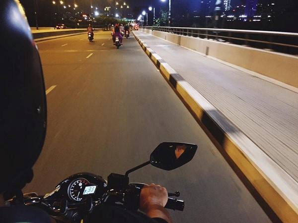 Khám phá Sài Gòn về đêm bằng xe máy. Khi thành phố lên đèn, trải nghiệm được lang thang quanh thành phố trên một chiếc xe gắn máy chắc chắn sẽ rất đáng nhớ. Bạn có thể chạy xe qua hầm Thủ Thiêm - đường hầm vượt sông Sài Gòn, hoặc sang quận 7 để ngắm cầu Ánh Sao lên đèn.