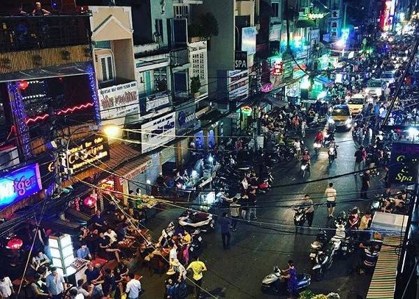 Phố Bùi Viện trong du lịch Sài Gòn 24 giờ. Cuối cùng, đừng quên Sài Gòn là thành phố sống về đêm. Đây mới là lúc phố Bùi Viện, phố Đề Thám… tấp nập, đông vui nhất. Bạn có thể chọn một quán bar trên ban công tầng 2, uống dăm chai bia, nhâm nhi một hai con mực nướng và bắt chuyện với những người xa lạ ngồi kế bên. Ảnh: Mjkim.