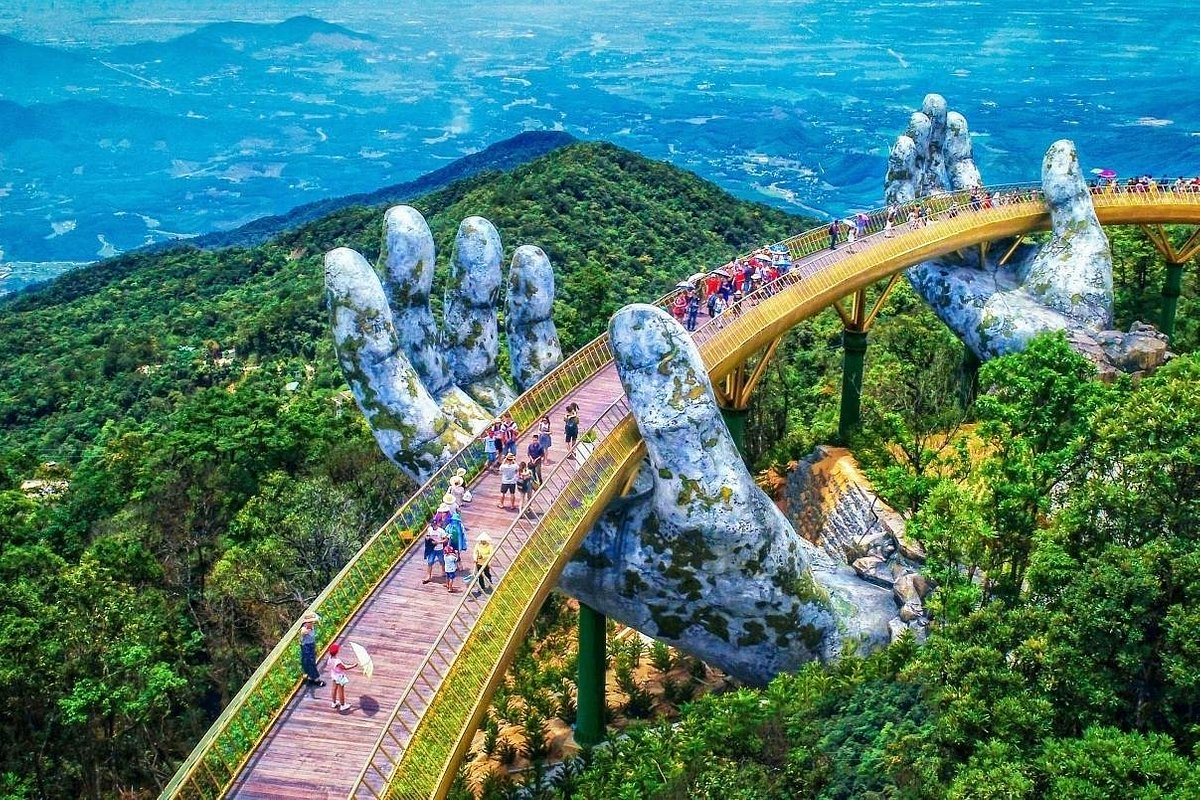 Cầu Vàng biểu tượng du lịch Đà Nẵng trong chuyến du lịch trong nước