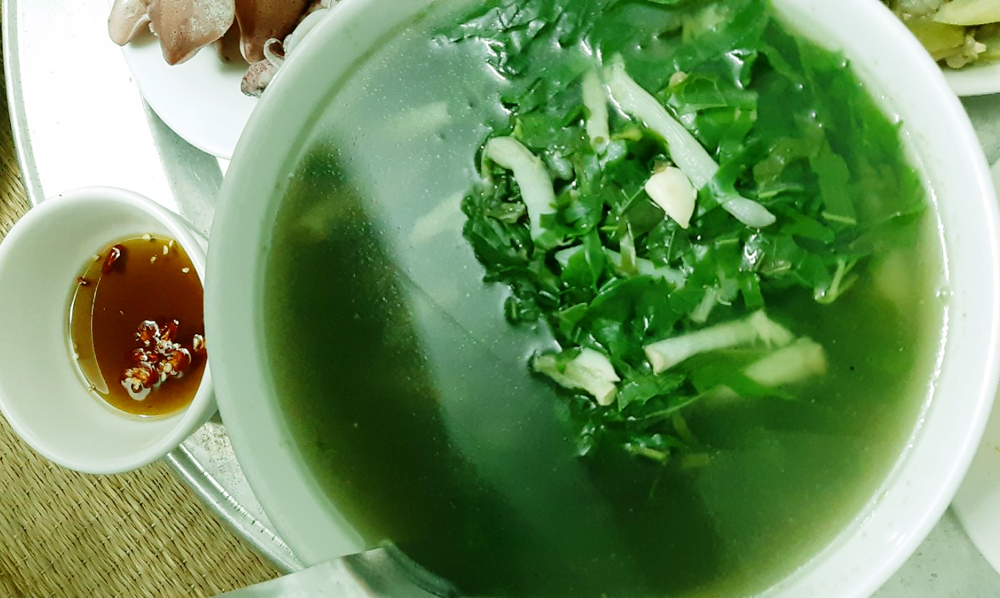 Sá sùng nấu lá lốt. Ảnh: Báo Quảng Ninh