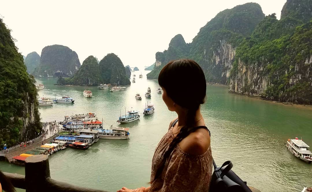 Tham quan hang động khi du lịch Vịnh Hạ Long