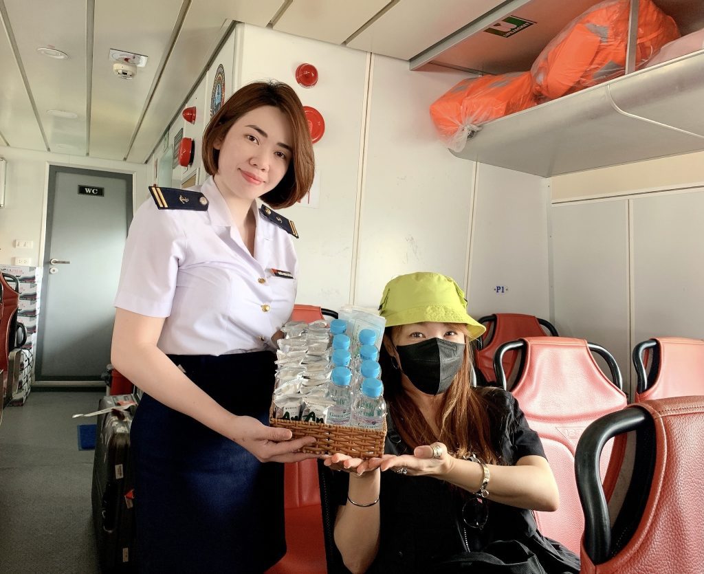 Phục vụ nước uống trên tàu cao tốc Vũng Tàu