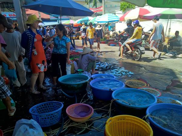 Nhiều khách du lịch tìm đến chợ Xóm Lưới Vũng Tàu