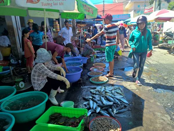 Khung cảnh lúc nào cũng tấp nập kẻ bán người mua. Ảnh: Tiểu Duy
