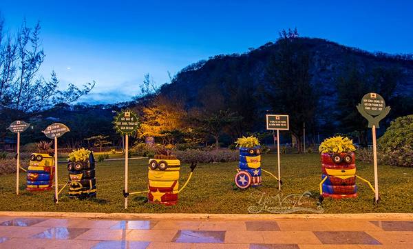 Trang trí Minion tại du lịch Vũng Tàu thu hút nhiều du khách tham quan.