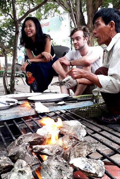 Du lịch Vũng Tàu - Nướng hàu tại đảo Gò Găng