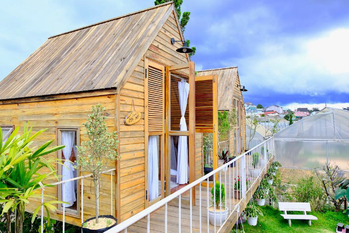 Nằm ở vị trí khá cao nên chỉ cần mở cửa, đứng ở hành lang là bạn đã có thể ngắm nhìn một phần thành phố Đà Lạt. Homestay phù hợp cho những nhóm bạn đi đông người như Tăng Thanh Hà, có thể mở tiệc BBQ dưới sân chung, tối đến nghỉ tại những căn phòng áp mái phía trên, sáng thức dậy cùng nhau tận hưởng không gian gần gũi thiên nhiên, lắng nghe chim hót.