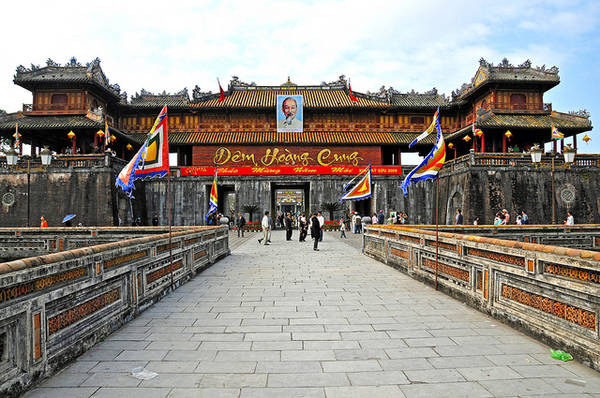 Thành phố Huế, với dòng sông Hương thơ mộng.