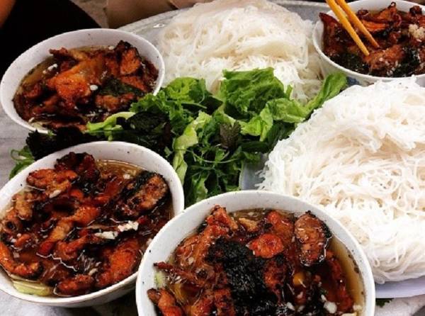 Bún chả: Mỗi ngày cứ tầm 12h trưa, nếu đi qua Hàng Than, bạn sẽ được thấy sự tấp nập của quán ăn đắt khách nhất con phố này - Bún Chả Tuyết. Chả ở đây có nét đặc trưng riêng, không phải đơn thuần được đưa lên bếp than hồng mà quạt, từng miếng thịt còn được ướp gia vị và cuốn lá xương sông, giữ được độ mềm của thịt và độ thơm của lá. Một suất bún chả thường có giá 35.000 đồng. Ảnh: Mai Anh.