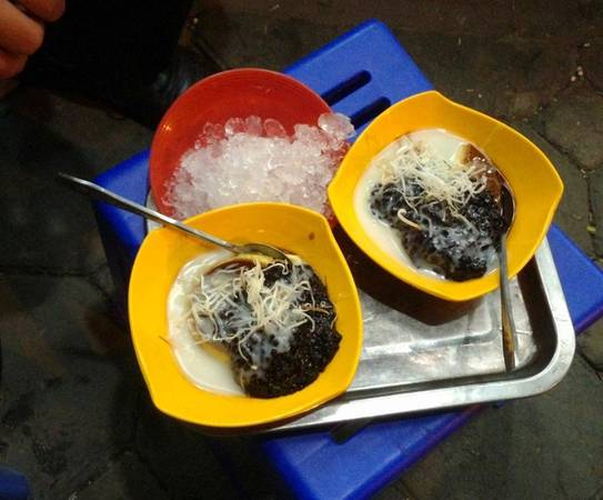 Caramen:  Caramen Hàng Than hấp dẫn thực khách vì sự béo ngậy, mềm mịn, ngọt mát và thơm hương cà phê. Du khách tới đây có thể gọi một đĩa caramen truyền thống, hoặc biến tấu với nhiều đồ ăn khác nhau để tăng phần hấp dẫn như hoa quả, nếp cẩm hay sữa chua… Giá một phần từ 15.000 đồng tùy loại. Ảnh: Vũ Quỳnh.