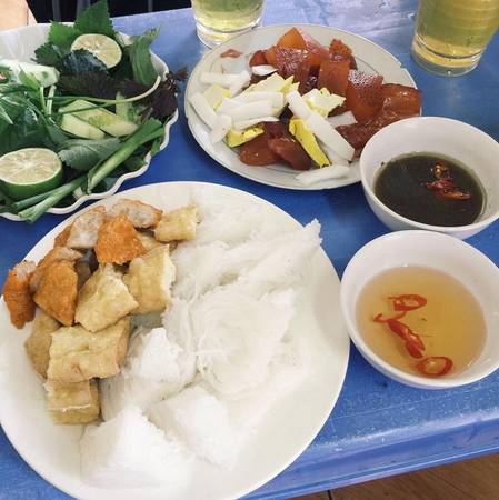 Bún đậu sứa: Ngoài các món ăn thêm như lòng luộc, nem rán, bạn có thể gọi một đĩa sứa, món khá lạ khi ăn kèm bún đậu ở dốc Hàng Than. Đậu rán vừa tới, không quá nhiều dầu, chả cốm thơm ngon, làm nên đĩa bún đậu vừa miệng. Một suất bún đậu thường ở dốc Hàng Than có giá 20.000 đồng, sứa thêm có giá 20.000 một đĩa. Ảnh: Bảo Trung.