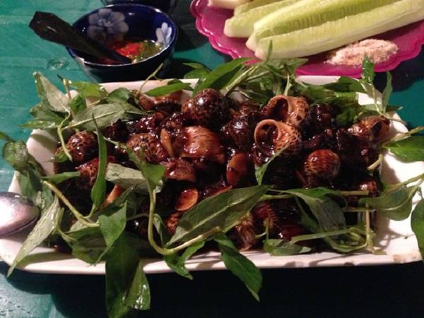 Hải sản: Từ đê Yên Phụ rẽ xuống dốc Hàng Than, bạn dễ dàng bắt gặp một quán hải sản vỉa hè luôn đông kín khách, dù chỉ mở từ 6h tối trở đi. Quán bán nhiều món hải sản tươi ngon như ngao hoa hấp, ốc móng tay xào tỏi, ốc mít luộc mắm, ốc bông xào bơ, ghẹ hấp... Các món có giá từ 60.000 đồng tùy loại. Ảnh: An Thy.