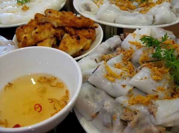 Bánh cuốn:  Đối diện ngõ Hồng Phúc là hàng bánh cuốn mở cửa từ 4h30 chiều đến 12h đêm. Bánh cuốn ở đây được khen bởi bánh tráng mỏng, trắng tinh, thơm dịu mùi bột gạo. Ăn vào miệng thấy mềm, dai, quyện với cái sần sật của mộc nhĩ, thịt băm. Hành phi ở đây được cửa hàng tự chuẩn bị chứ không đi mua sẵn nên ăn lúc nào cũng giòn, thơm mà không bị cháy sém. Giá cho một suất bánh cuốn với chả cốm, hoặc đồ ăn kèm là từ 35.000 đồng. Ảnh: amthucgiadinh.