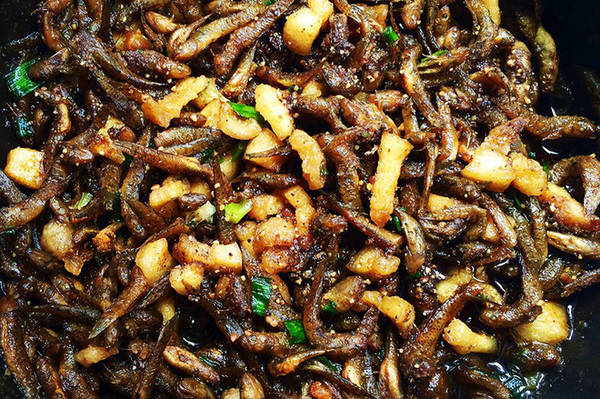 Cá bống trứng kho khô với tóp mỡ cũng là món mồi ngon khi ăn kèm cháo trắng. Món này cũng phải dùng kèm tiêu xay hoặc ớt khô.