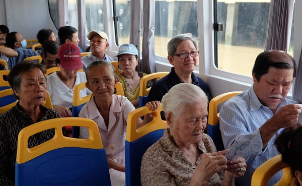 Xe buýt đường sông Sài Gòn có trang bị máy lạnh với sức chứa 75 khách chạy từ điểm đầu đến điểm cuối mất khoảng 30 phút, qua tổng cộng 12 bến. Thời gian cập mỗi bến đón và trả khách khoảng 5 phút. Giá vé suốt chuyến là 15.000 đồng mỗi người.