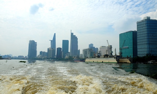 Trưa 7/12, tức ngày thứ hai bán vé phục vụ, các suất tàu buýt đường sông Sài Gòn trong ngày đã bán sạch vé cả lượt đi về.