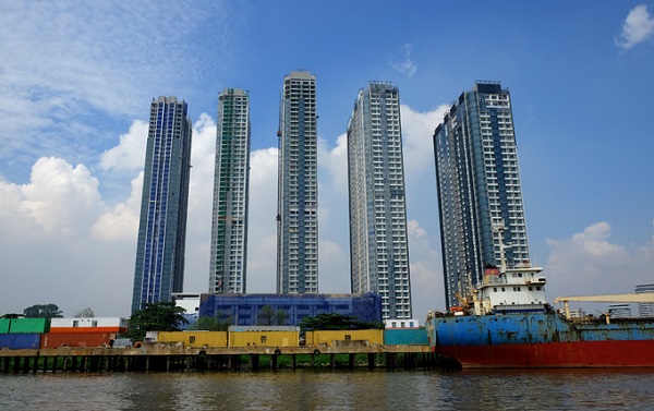 Nhiều cao ốc ven sông hiện lên trước tầm nhìn của du khách.