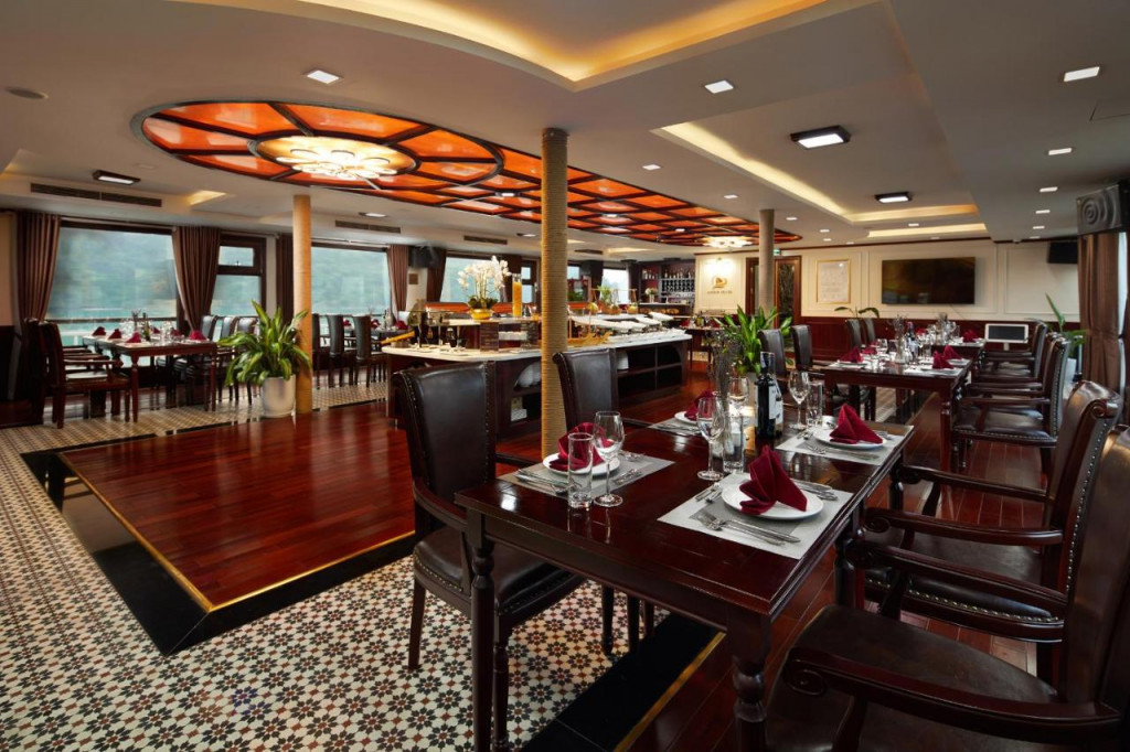 Khu vực nhà hàng trên Dora Cruise Hạ Long