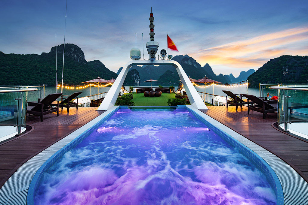 Khu vực hồ bơi trên du thuyền Dora Cruise Hạ Long
