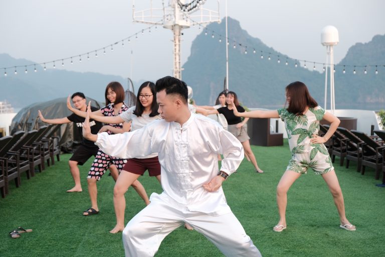 Hoạt động tập thể trên thuyền Dora Cruise Hạ Long