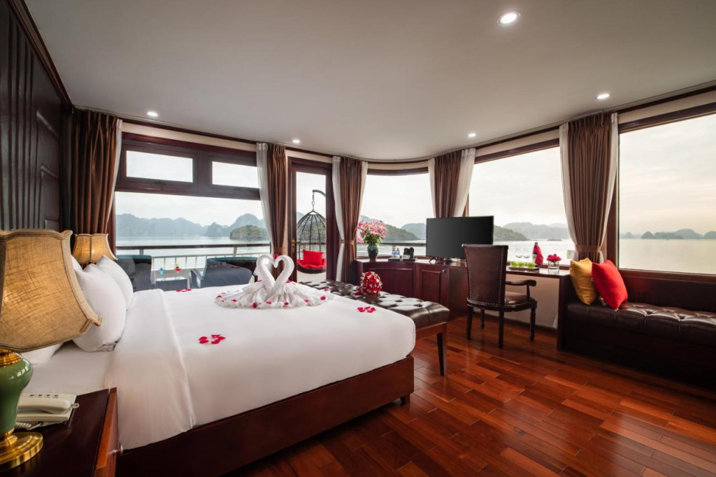 Nội thất sang trọng trên Dora Cruise Hạ Long