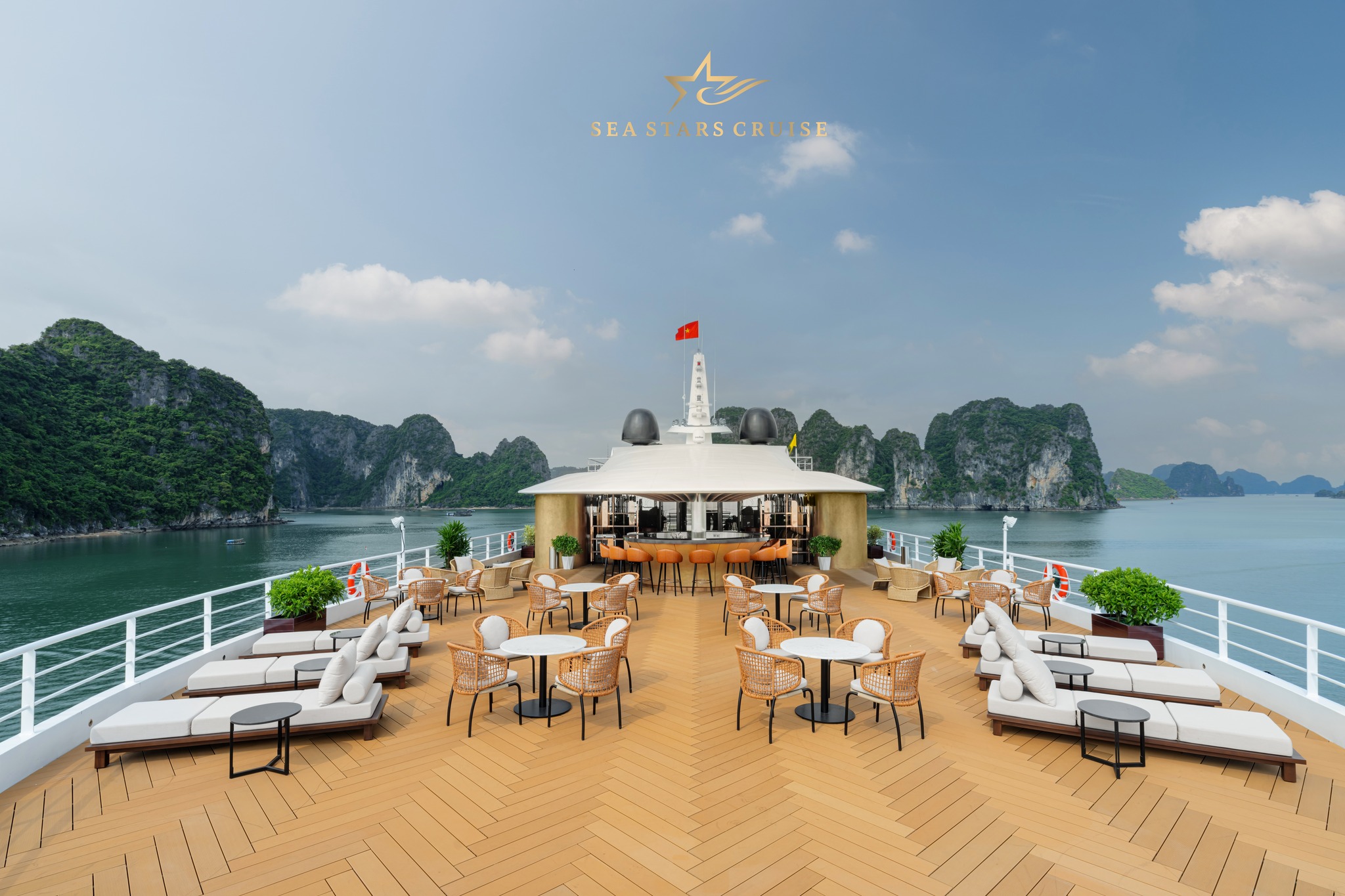 Du thuyền Sea Stars Hạ Long sang trọng trên vịnh Hạ Long