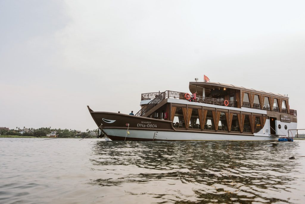 Ngắm cảnh hoàng hôn từ boong du thuyền ẩm thực