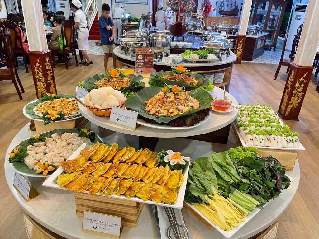 Trải nghiệm ẩm thực truyền thống trên du thuyền ăn tối trên sông Sài Gòn