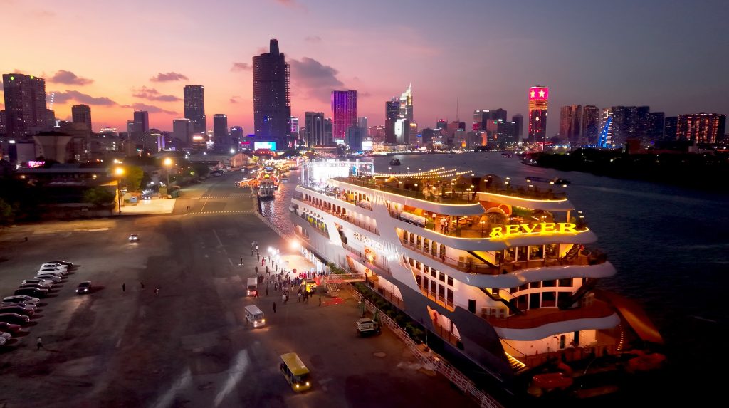 Du thuyền ăn tối trên sông Sài Gòn REVER nổi bật