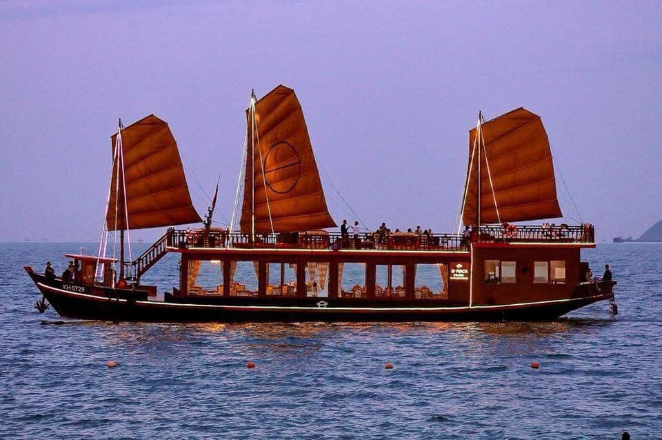 Hoàng hôn buông xuống vịnh biển cùng du thuyền Emperor Nha Trang