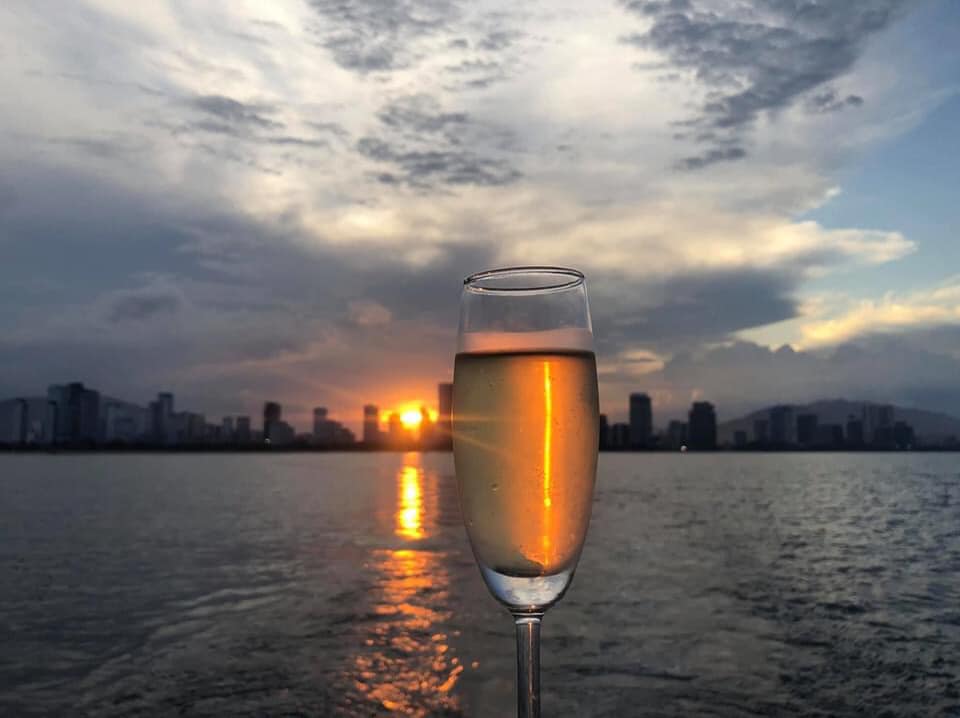 Tiệc cocktail hoàng hôn đẳng cấp trên du thuyền Emperor Nha Trang