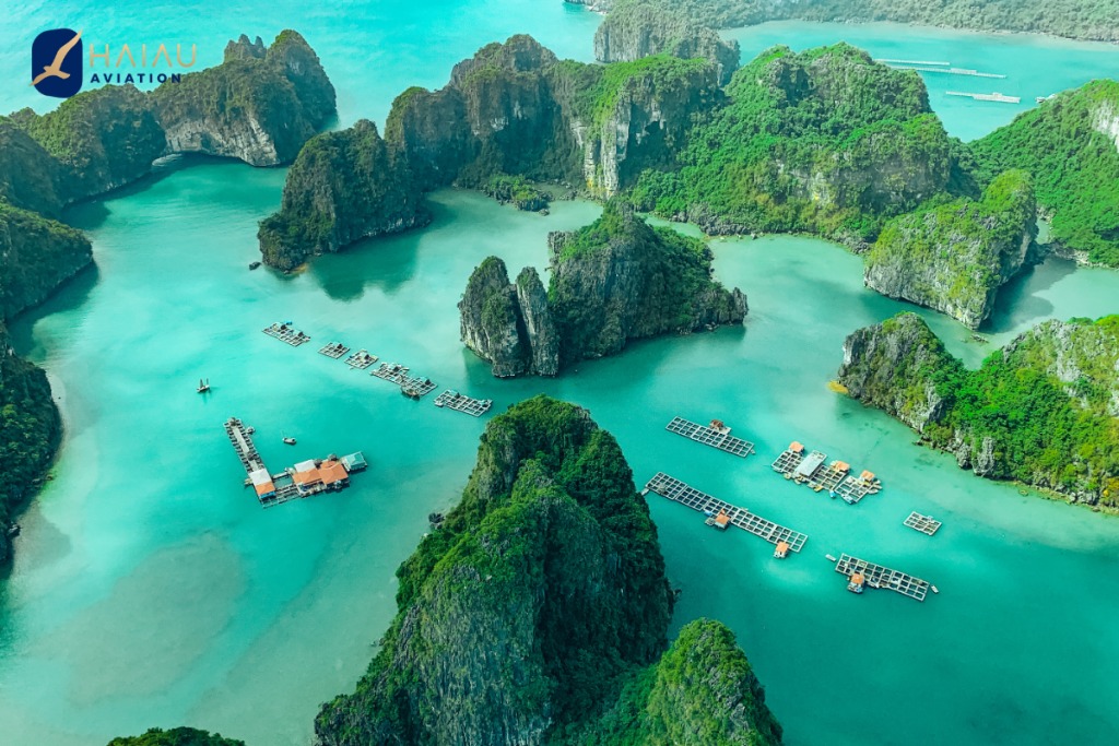 Vịnh Hạ Long nhìn từ trên cao với du thuyền Hạ Long