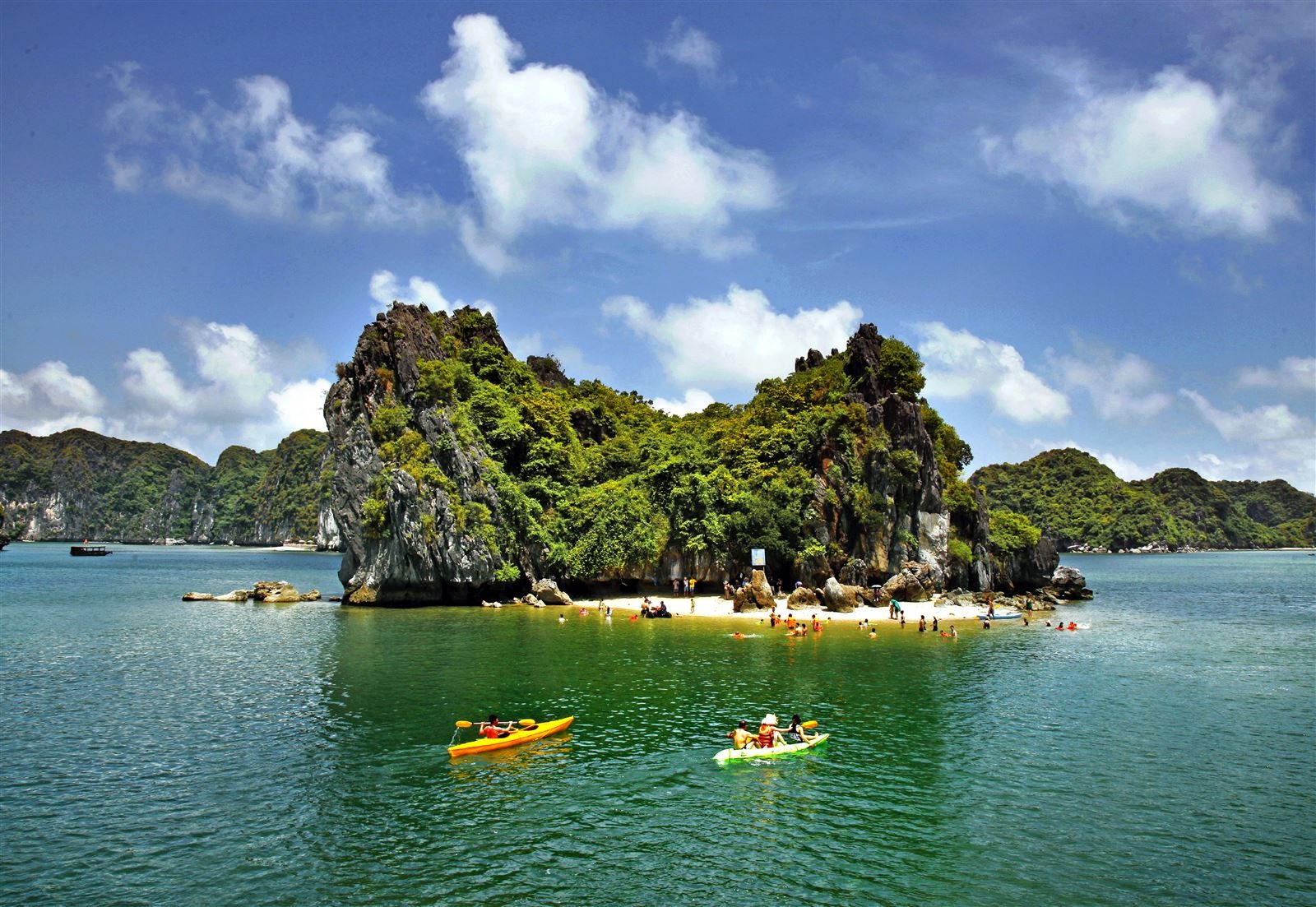 Chèo kayak khám phá vịnh Lan Hạ cùng du thuyền Hạ Long