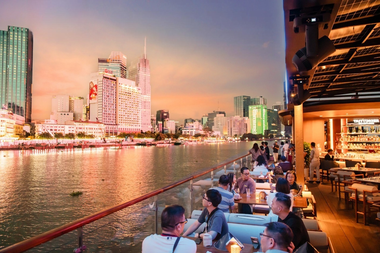 Khu vực ngồi VIP sang trọng trên du thuyền ICON Saigon