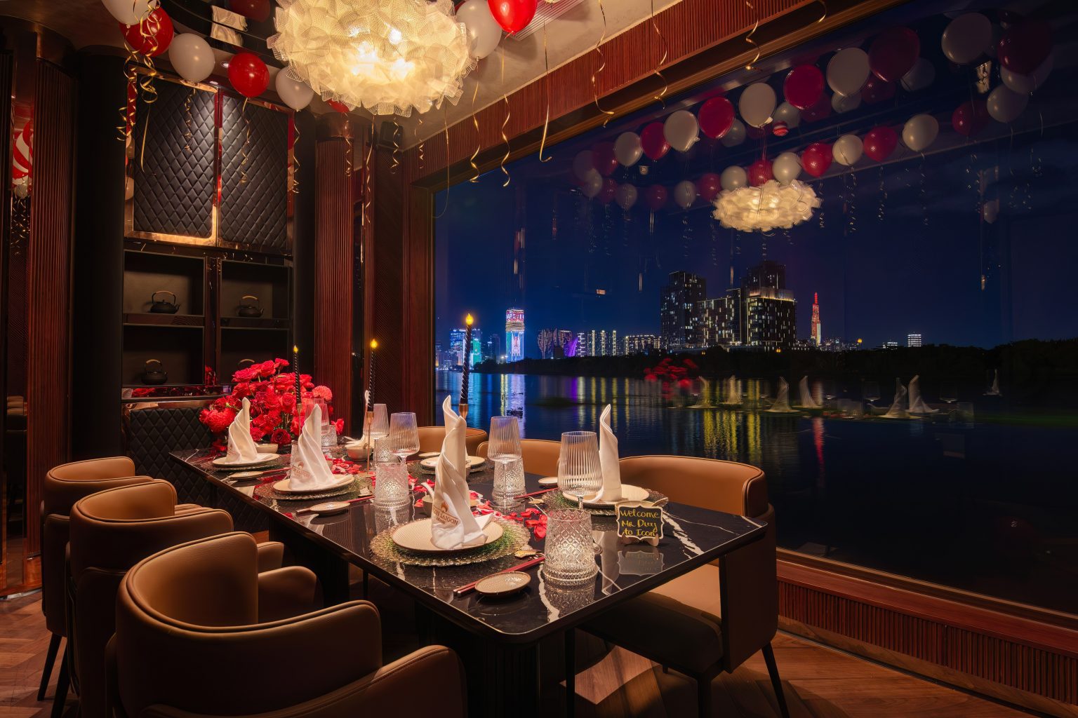 Không gian sảnh tiệc ấm cúng trên du thuyền ICON Saigon