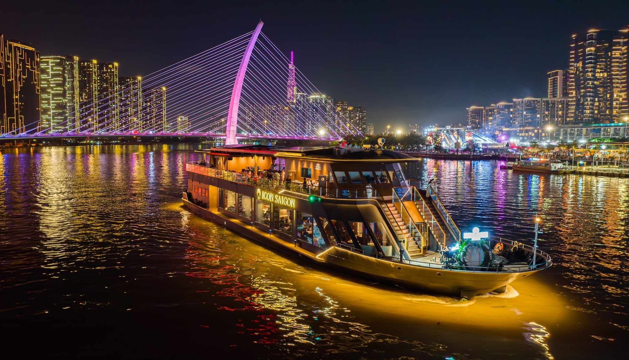 Thưởng ngoạn thành phố đẹp lãng mạn trên du thuyền ICON Saigon