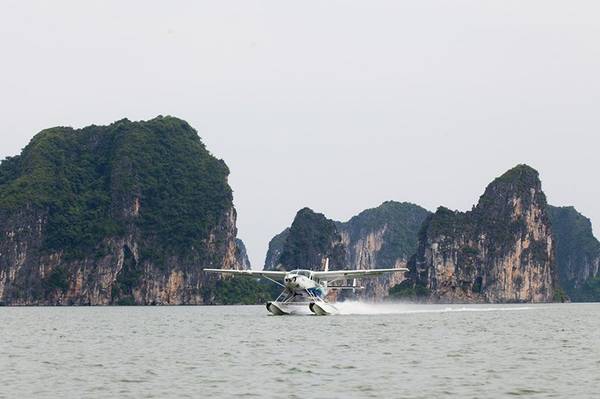 Cảnh quan Vịnh Hạ Long từ thủy phi cơ