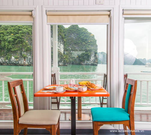 Bữa ăn trên du thuyền L’Azalée với view Vịnh Hạ Long