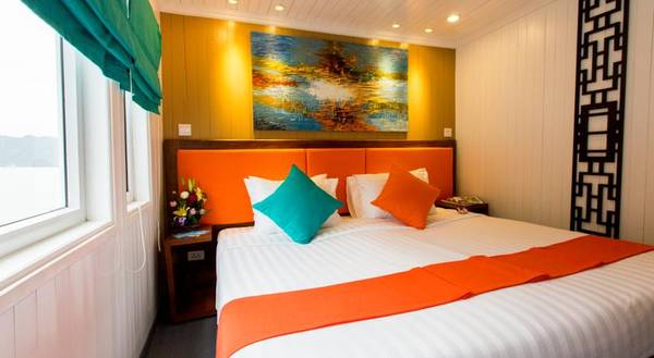 Phòng trên cabin của du thuyền được thiết kế với gam màu nhẹ nhàng, mang lại cảm giác thoải mái cho khách.