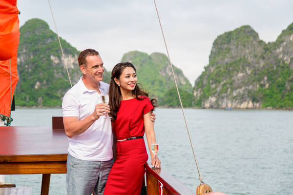 Thật thú vị khi du khách vừa có thể thư giãn ngay trong phòng riêng, mà khi mở của sổ ra bạn sẽ thấy những dãy núi đá vôi hùng vĩ, nước non xanh ngăn ngắt, và khi đêm đến có thể lên boong tàu ngắm sao trời, ngắm cảnh biển về đêm.