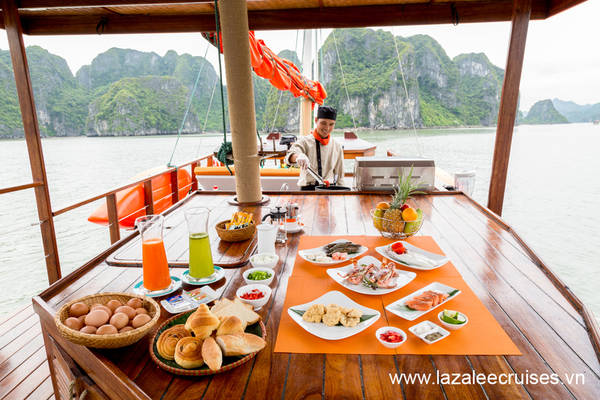 Với những nguyên liệu thuần Việt và các món ăn truyền thống châu Âu, du khách sẽ vừa được thưởng thức những trải nghiệm ẩm thực đa dạng, vừa được ngắm cảnh trên Vịnh Hạ Long.