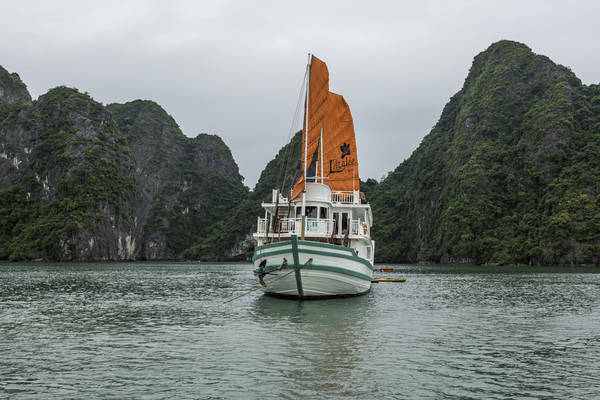 Tận hưởng cảm giác diệu kỳ khi ngắm chiều hoàng hôn Vịnh Hạ Long trên boong tàu giữa mênh mông sóng nước hay đón những tia nắng mặt trời đầu tiên trên mặt biển bao la là những điều bạn sẽ được trải nghiệm khi lưu trú trên du thuyền L’Azalée.