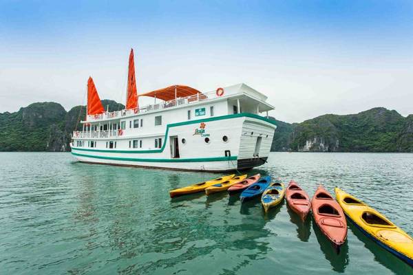 Thưởng ngoạn du thuyền L’Azalée, du khách sẽ được chèo thuyền kayak miễn phí, tham quan các hang động đá vôi cổ và khám phá hang Sửng Sốt. 