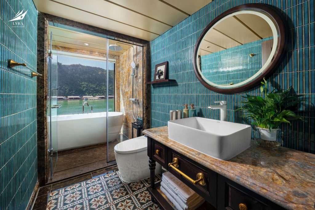 Bồn tắm view vịnh đắt giá trên du thuyền Lyra Grandeur
