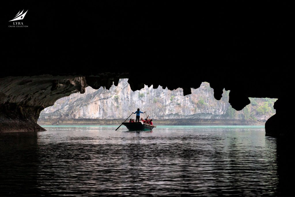 Hoạt động chèo kayak trên du thuyền Lyra Grandeur
