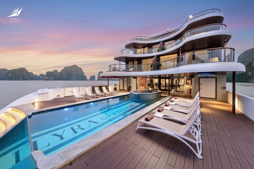 Hồ bơi ngoài trời siêu đẹp trên du thuyền Lyra Grandeur