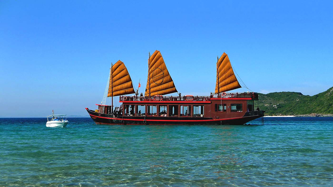 Du thuyền Emperor Cruises sang trọng trong tour Nha Trang