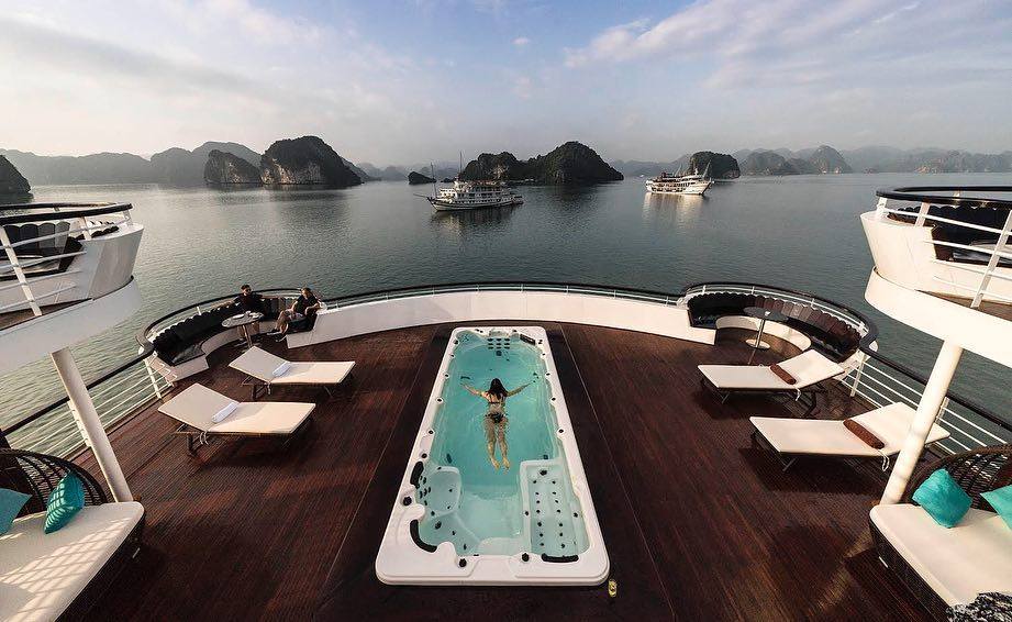 Bể bơi và Jacuzzi trên du thuyền President Hạ Long